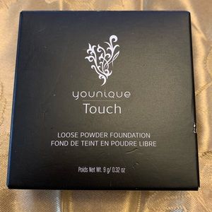 Younique loose foundation in the color Crepe